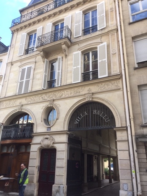 1877 23 rue Ballu Émile Zola soigne la décoration du nouvel appartement où Maupassant reçoit tous les jeudis copie.jpg